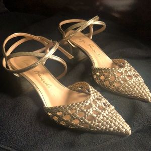 New Luíza Barcelos, golden color fancy shoes, used only once for a weeding.